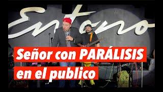 Señor con parálisis en el publico