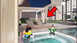 24 HORAS ESPIANDO LA CASA DE MI HERMANITA SIN QUE SE DE CUENTA en roblox | paolazgames