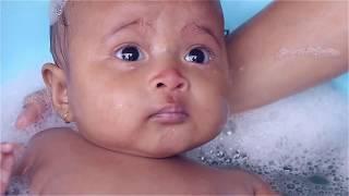 bayi lucu mandi dengan shampoo