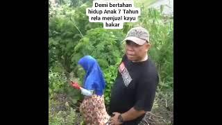 Anak seusia 7 tahun rela menjual kayu bakar