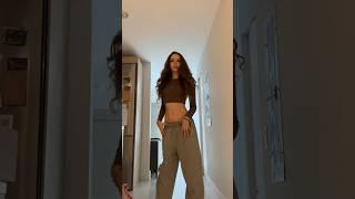 Тренирую модельную походку. Как вам? #яся #модельвсша #модельнаяпоходка #victoriasecret