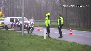 Auto glijdt op knooppunt Hoogeveen sloot in