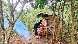 solo camping hujan deras/diguyur hujan saat membangun pondok kayu sederhana