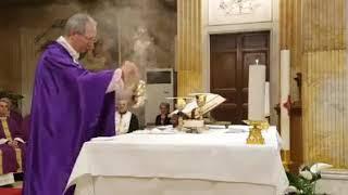 Mons. Marini incensando durante o ofertório da Missa