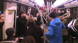 Éléphant joue Touché Coulé dans le métro Parisien