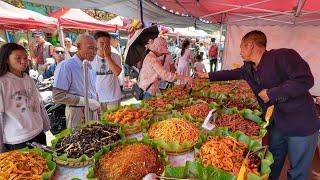 Historischer Markt in Yunnan, China: authentisches Essen, lebhaft, fleißige Händler, Traditionsort