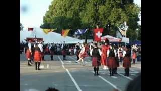 Hardt Tattoo 2012: Royal Burgh of Tain Pipe Band mit Tänzerin