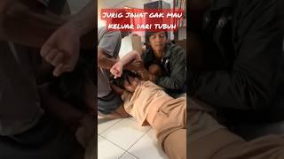 cewek ini diobatin kerasukan jurig lagi