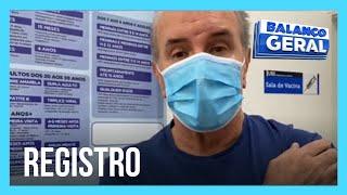 Jornalista Celso Freitas recebe a 1ª dose da vacina contra a covid-19