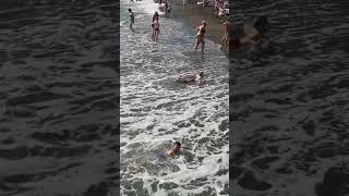 Дети купаются в шторм в Сочи