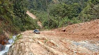 MITSUBISHI TRITON VS TOYOTA HILUX 4X4 STEEP ROCKY CLIMB - 4x4 Extreme Route