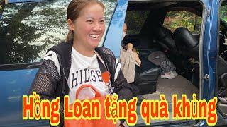 Hồng Loan lên mộ tặng quà cho anh em YouTube tại mộ cậu 5 Vũ Linh