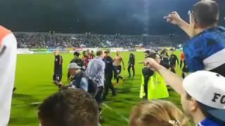 Малышев: "Ой! Держите меня четверо, я такой смелый в окружении ментов..."