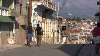 Caminando en el barrio Tivoli  - Santiago de Cuba