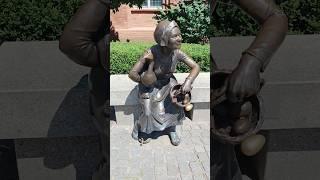 Toruńska Przekupka/ tradeswoman#statue #poland #travel #igasebcio #viral #sculpture #trade #women