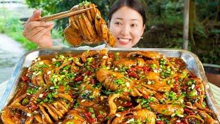 Xiaoyu makes spicy squid to eat  spicy and fresh flavor is all meat  one by one to eat