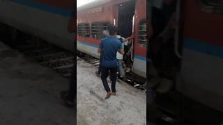 Dangerous situation in #railwaystation #train acceleration #shortfeeds #shortsfeed #keretaapi #rail