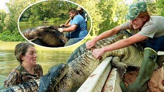 Two women caught a giant crocodile. Although it was very tiring, now is the most profitable season.