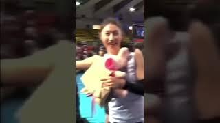 아기팬한테 뽀뽀받는 김연경