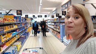 Fiona & Joe Go Shopping !