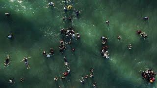 لأول مرة منذ سنوات.. سكان غزة يستمتعون بالسباحة في مياه بحر نظيفة