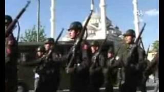 Şehit Er Deniz Demirci nin cenaze töreninde askerler silahlarını havaya kaldırdı ve haykırdı