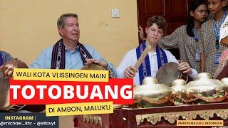 WALI KOTA VLISSINGEN (BELANDA) BERMAIN TOTOBUANG DI AMBON.  BURGEMEESTER VAN VLISSINGEN IN AMBON.