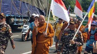 ROMBONGAN BIKSU JALAN KAKI MENUJU CANDI BOROBUDUR