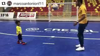 Bu bola tupni sizdan yaxshiroq uynatadi
