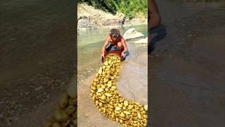Amazing gold discovery !! The man found gold metal on the river bank #goldhunter #golddiscovery