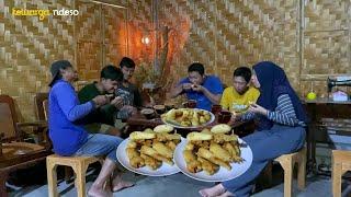 hujan deras, enak nya makan singkong goreng dan ngopi bersama ,suasana jadi tambah hangat