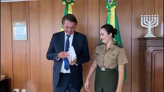 Jair Bolsonaro hoje ganhou o livro Universo em Desencanto e reconheceu!