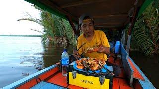 Hujan saat sedang mancing sampai ketiduran di perahu langsung masak dan makan mie tiaw seafood