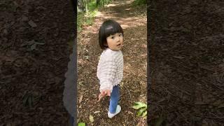 山道をてくてく歩く2歳児