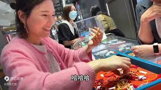 夫妻俩第一次来深圳水贝 遍地都是黄金 路哥直接要了20条金手链