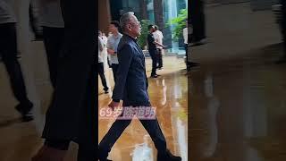 陈道明走路总是风风火火，大步流星，这派头这精气神真的好！#娱乐圈 #陈道明 #走路带风