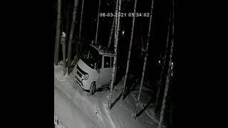 Пытается слить бензин