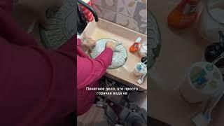 Волонтеры реставрируют еще одну страховую доску в Петербурге