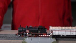 Vollautomatischer Bahnübergang (74924) für Märklin C-Gleis / Anschluss und Einbau