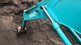 Excavators dig sand faster, even 4 trucks can only take 1 hour