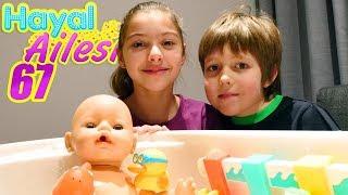 Hayal Ailesi Leo banyoda yeni oyuncaklarla oyunuyor