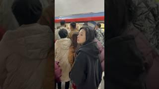 Китайцы в московском метро восхищаются и фотографируются