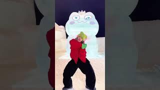 Who hasn’t got such a big and cute frog prince this winter? Watching a snow that lights up the h