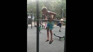 Выход силой на турнике. Выход силой на две руки 10 раз. Егор Баранов 7 лет