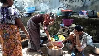 Para ibu di blakang lagi masak kedebong ares.