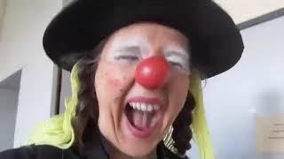 kristina mohr saxofool - clownin lotte in der umkleide