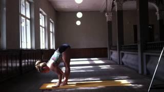 3 Minute Yoga - Sun Salutation B with Kino