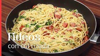 ¡Fídeos con col rizada y salchicha delicioso y súper fácil de hacer!