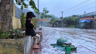 The poor girl harvested beans and melons to sell and encountered heavy rain