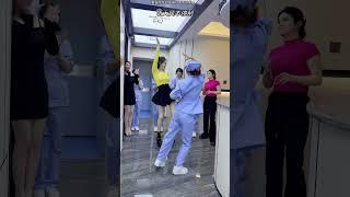 婷婷跟君君 战马 #shortsvideo #dance #chinesedance #nurses #护士跳舞